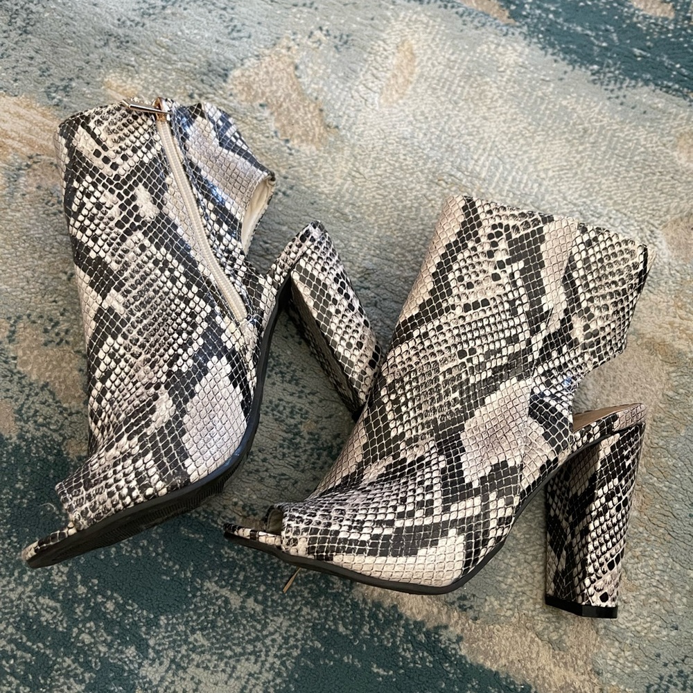 Bamboo Open Front Open Back Booties Size 7 - image 7